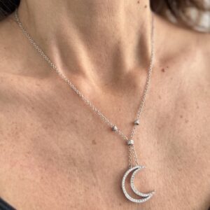 Foto gioiello indossata: collana oro bianco con diamanti e ciondolo a forma di luna