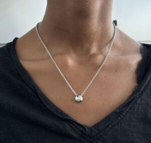 Foto gioiello indossata: collana oro bianco con ciondolo a goccia e diamante, brand Chimento collezione "solo mia"