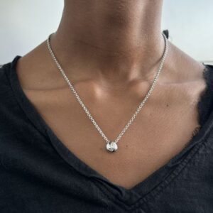 Foto gioiello indossata: collana oro bianco con ciondolo a goccia e diamante, brand Chimento collezione "solo mia"