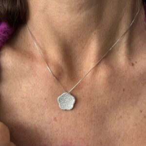 Foto gioiello indossata: collana oro bianco con ciondolo a fiore