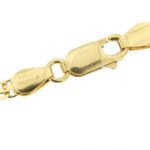 zoom dettaglio chiusura a moschettone su collana oro giallo con fiocchi