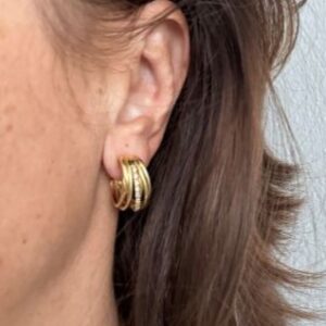 Foto gioiello indossata: orecchini a cerchio oro giallo con diamanti