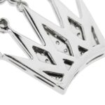 zoom dettaglio retro ciondolo a forma di corona con diamanti su collana in oro bianco