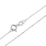 zoom dettaglio chiusura di collana maglia pallini con ciondolo a forma di corona oro bianco e diamanti