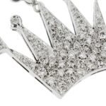 zoom dettaglio diamanti su ciondolo corona di collana oro bianco
