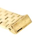 zoom dettaglio incisione di orologio oro giallo Boucheron