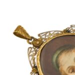 Dettaglio gancio lavorazione su ciondolo in oro giallo con Madonna dipinta