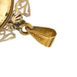 Dettaglio incisione gancio 18kt oro giallo di ciondolo con Madonna dipinta