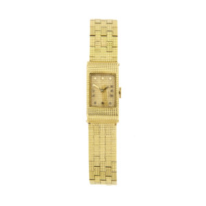 Orologio in oro giallo 18 kt con cassa rettangolare, quadrante con indici a pallini; il bracciale si separa facilmente dalla cassa per una veloce vestizione al polso. Meccanismo movimento meccanico a carica manuale. Marca Boucheron, modello Reflet anni 50-60.