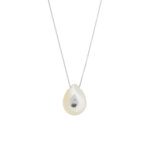 Collana in oro bianco 18 kt maglia rolò con ciondolo in madreperla e un inserto in oro bianco con diamante da 0.05 ct . Colore GH Purezza VS.