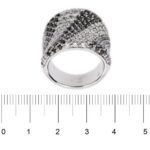 anello oro bianco con diamanti bianchi e neri foto paragone righello per misura gioiello grandezza in cm