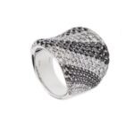 anello oro bianco con diamanti trasparenti e neri foto prospettiva lato