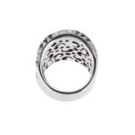 visione interna e retro di anello oro bianco con pavé di diamanti