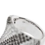 zoom dettaglio punzone 750 oro incisione su anello oro bianco con diamanti bianchi e neri