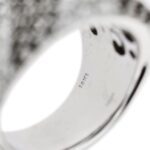 incisione gambo interno anello oro bianco con pavé di diamanti