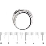 anello a fascia oro bianco con diamanti e zaffiri foto paragone righello per misura gioiello grandezza in cm