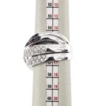 anello a fascia oro bianco con diamanti e zaffiri foto su fuso per misura gioiello mano dito 16-15