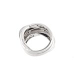 visione interna e retro di anello oro bianco con diamanti e zaffiri a fascia incrociata