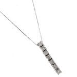 zoom dettaglio ciondolo diamanti su collana oro bianco