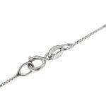 zoom dettaglio gancio di chiusura su collana oro bianco con ciondolo diamanti
