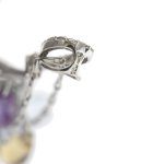 zoom dettaglio punzone 750 oro su collana oro bianco con diamanti e pietre preziose