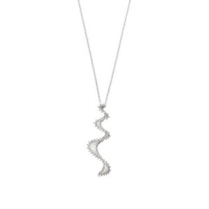 Collana in oro bianco 18 kt maglia rolò con ciondolo a onde con 47 diamanti taglio brillanti da 0.01 ct cad. totale 0.47 ct, colore GH e purezza VS.