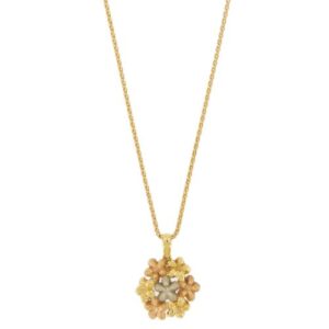 Collana in oro giallo 18 kt maglia a spiga con ciondolo rotondo composto da 7 fiori: 3 in oro giallo, 3 in oro rosa satinati ed un fiore centrale in oro bianco satinato.