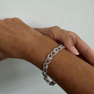 Foto gioiello indossata: bracciale oro bianco con diamanti