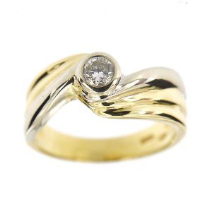 Anello solitario in oro giallo e bianco contrarié 18 kt con diamante taglio brillante da 0.30 ct colore GH e purezza VVS.