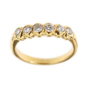 Anello rivière in oro giallo 18 kt con 6 diamanti naturali rotondi taglio brillante: 2 da 0.10 ct, 2 da 0.08 ct e 2 da 0.07 ct, totale 0.50 ct, colore FG e purezza VS.