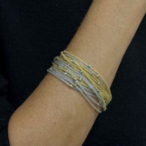 Foto gioiello indossata: bracciale multi filo 2 ori con sfere