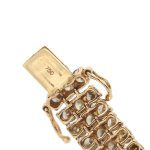 zoom dettaglio di punzone 750 oro su bracciale oro rosa con diamanti