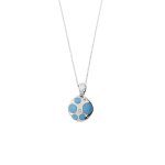 Collana maglia rolò con ciondolo bombato quadrato con angoli smussati in oro bianco 18 kt con 5 turchesi rotondi di diverse grandezze e 3 diamanti taglio brillante da 0.04 ct cad. totale 0.12 ct colore FG e purezza VS, gancio apribile.