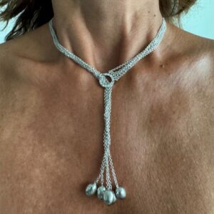 Foto gioiello indossata: collana oro bianco con sfere mobili e pendenti e diamanti, brand Nanis