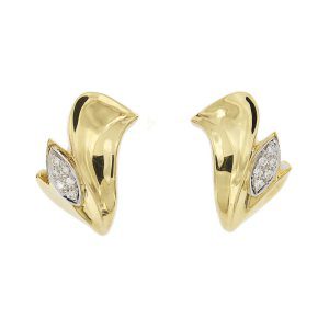 Orecchini a lobo in oro giallo con design particolare e al centro navette in oro bianco 18 kt con 12 diamanti, taglio brillante da 0.03 ct cad. totale 0.36 ct, colore FG , purezza VVS. Chiusura con perno e molla.