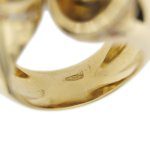 zoom dettaglio punzone 750 oro su interno gambo di anello oro giallo con quarzi citrini e diamanti