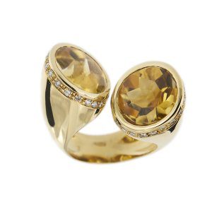 Anello contrarié in oro giallo 18 kt con due quarzi citrini rotondi di circa 7 ct cad. contornato da 35 diamanti taglio brillante da 0.02 ct cad. totale 0.70 ct colore GH e purezza VS.