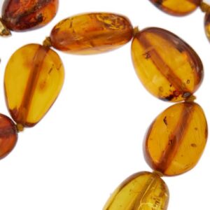 zoom dettaglio particolare pietra preziosa ambra su collana in oro