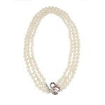 collana 3 fili con perle e chiusura in oro bianco con rubini, zaffiri e diamanti a forma di uccello