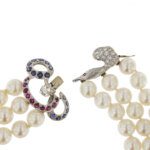 apertura di gancio su collana 3 fili di perle con oro bianco e pietre preziose