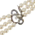 retro di chiusura oro bianco con pietre preziose su collana di perle multifilo