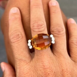 Foto gioiello indossata: anello oro bianco con quarzo citrino centrale e diamanti brand: Ponte Vecchio