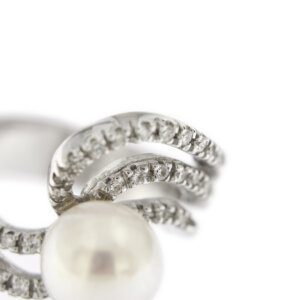 zoom dettaglio diamanti su anello contrarie oro bianco con perla