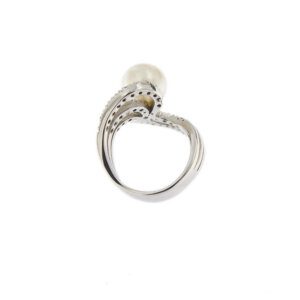 retro e interno di anello oro bianco con diamanti e perla