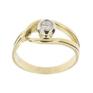 Anello solitario due ori 18 kt con diamanti taglio brillante di circa 0.20 ct colore FG purezza VS , montatura a cipollina in oro bianco con gambo intrecciato.