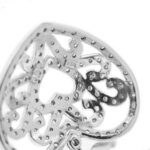zoom dettaglio retro di orecchini oro bianco con diamanti pendenti a forma di cuore