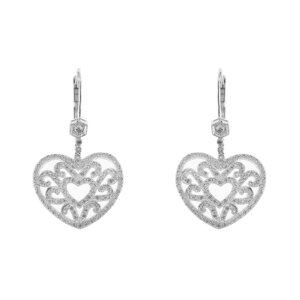 Orecchini pendenti a monchella in oro bianco 18 kt a forma di cuore traforato impreziosito da 216 diamanti: 2 taglio brillante da 0.08 ct cad. , 6 taglio huit-huit da 0.01 ct cad. e 208 huit-huit da 0.005 ct cad. totale 1.26 ct - colore IJ e purezza SI.