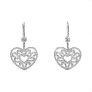 Orecchini pendenti a monchella in oro bianco 18 kt a forma di cuore traforato impreziosito da 216 diamanti: 2 taglio brillante da 0.08 ct cad. , 6 taglio huit-huit da 0.01 ct cad. e 208 huit-huit da 0.005 ct cad. totale 1.26 ct - colore IJ e purezza SI.