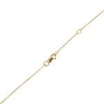 Dettaglio maglia e chiusura di collana oro giallo con ciondolo e diamante. Brand: Miluna