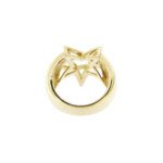 retro e interno di anello a fascia in oro giallo con forma di stella